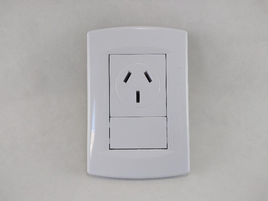 LLAVE ARMADA UN TOMA 20A BLANCO SICA LIFE